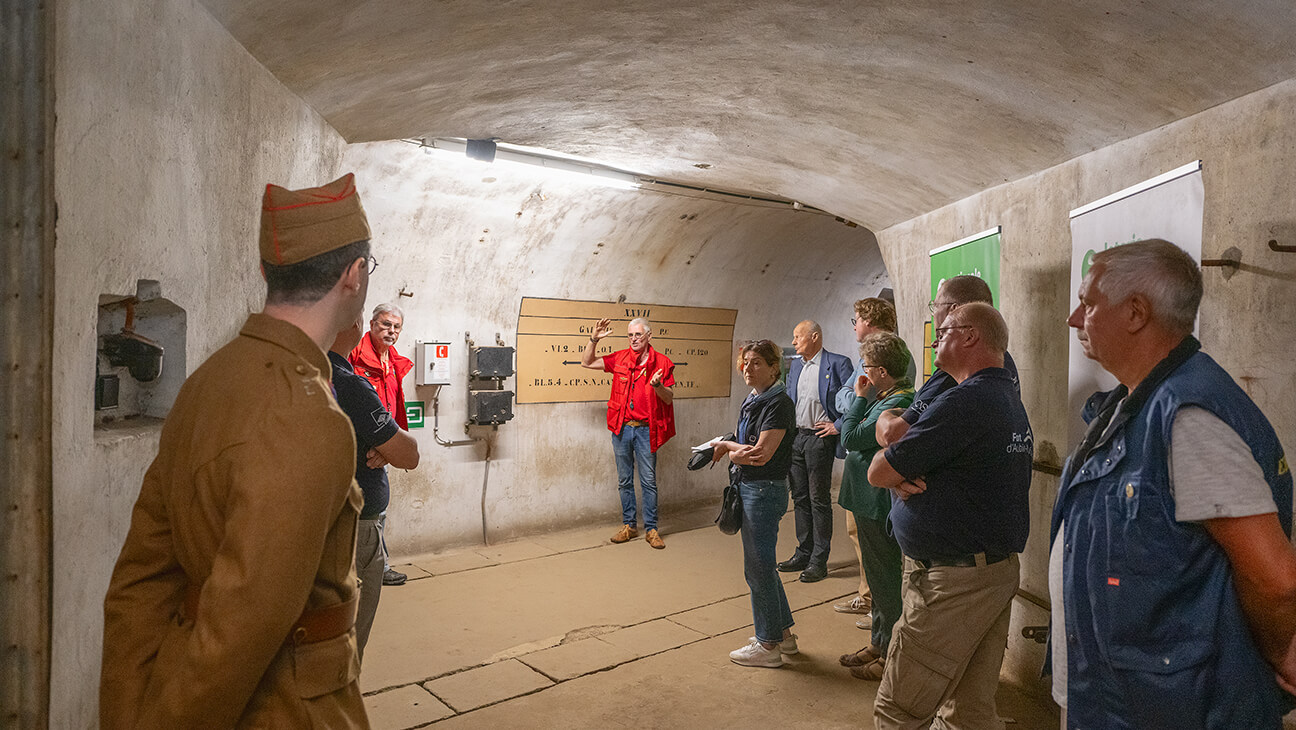Bezoekers met gids in Fort Eben-Emael