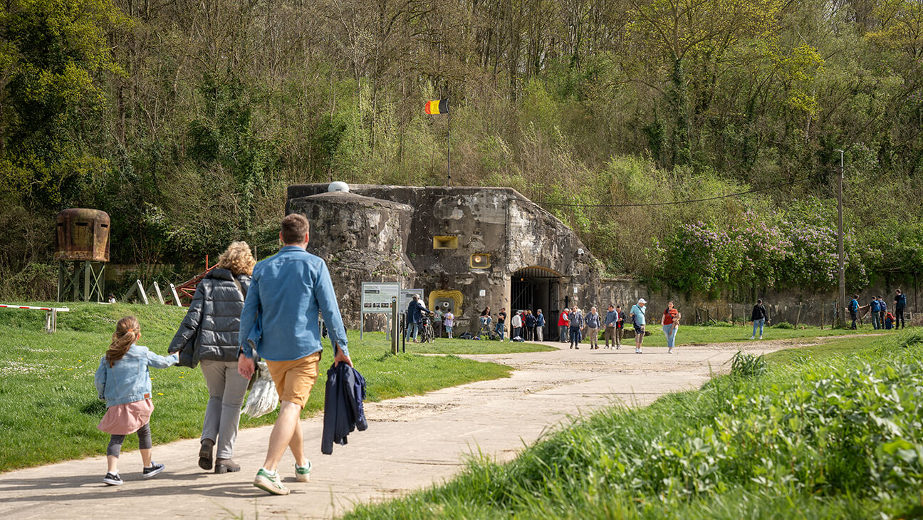 Bezoekers wandelen richting Fort Eben-Emael
