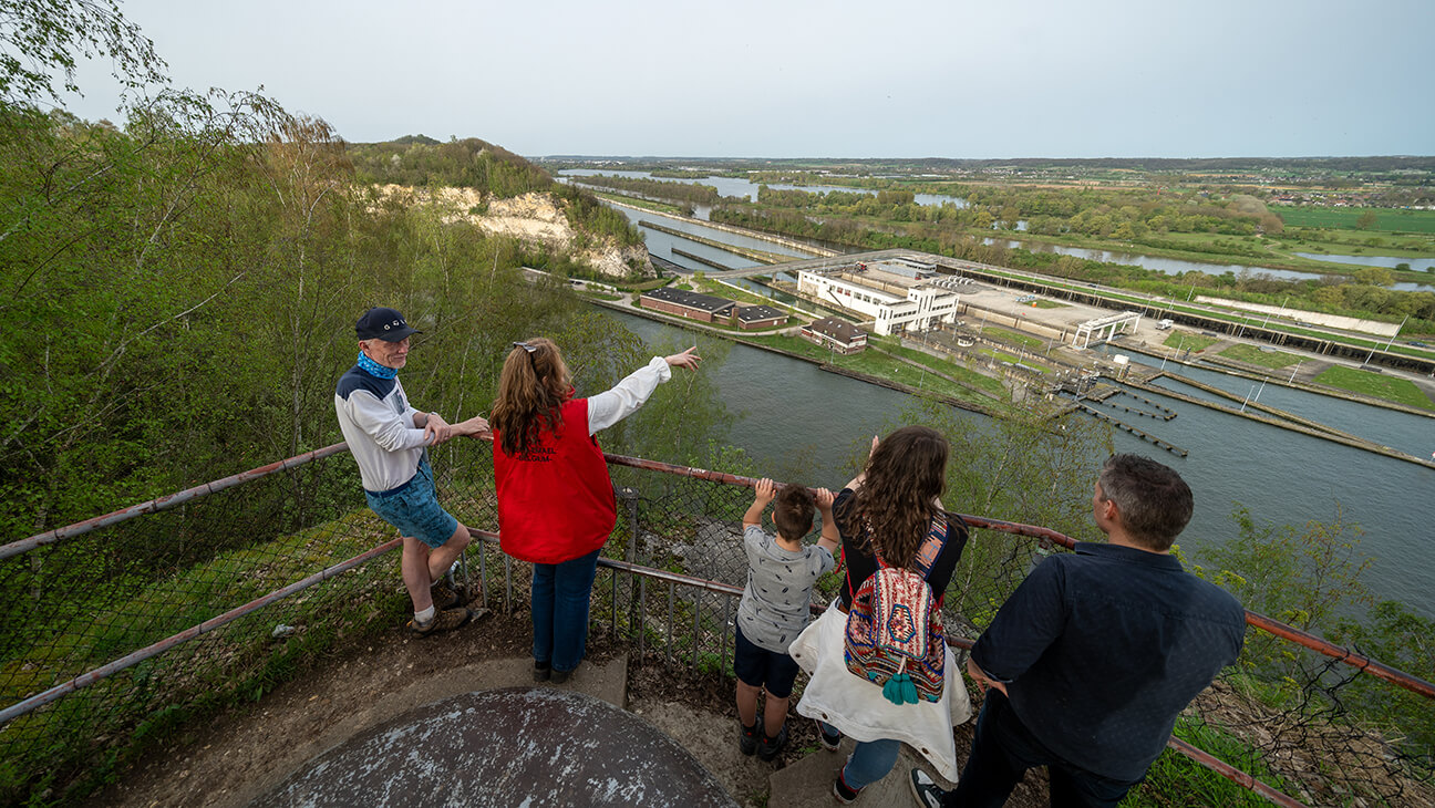 Bezoekers kijken uit op Fort Eben-Emael