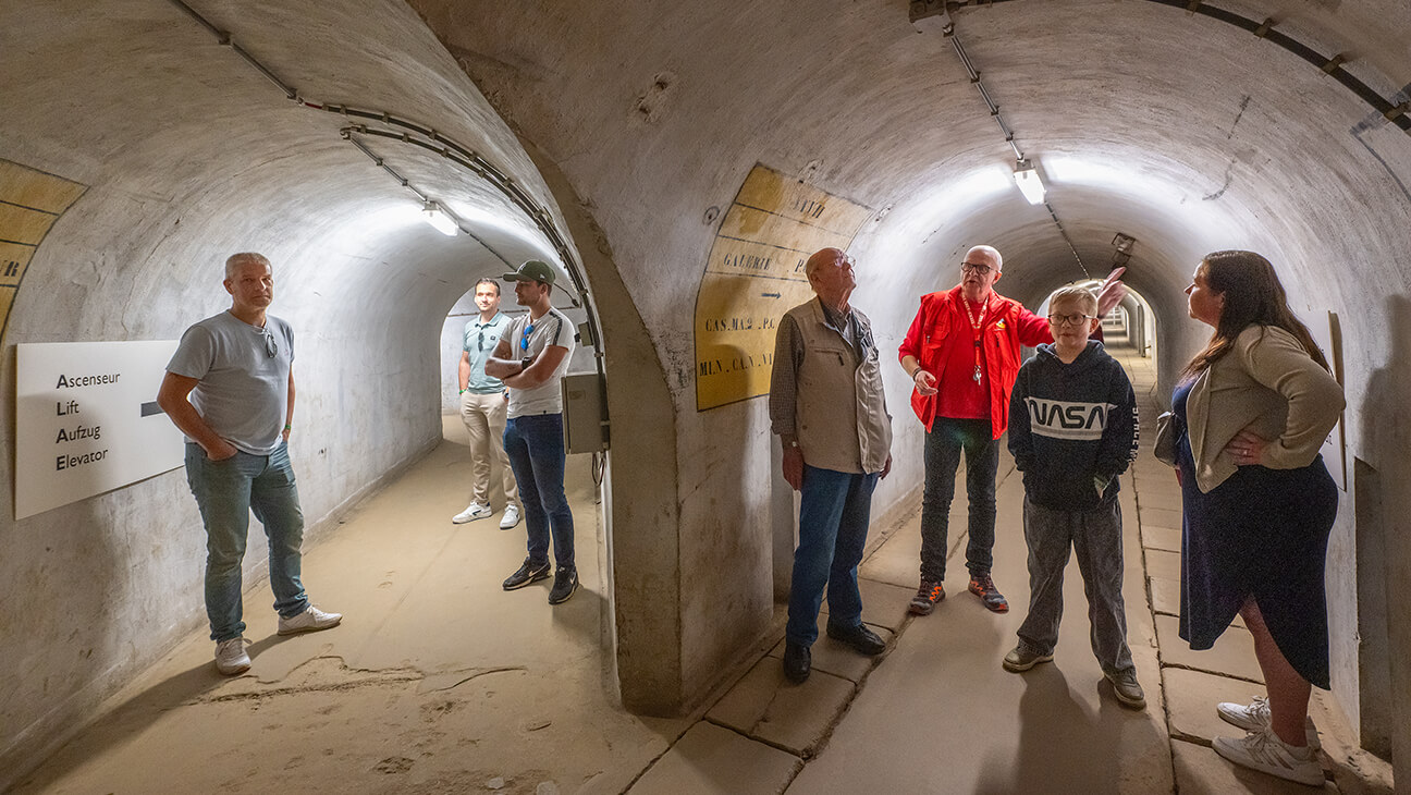 Bezoekers met gids in Fort Eben-Emael