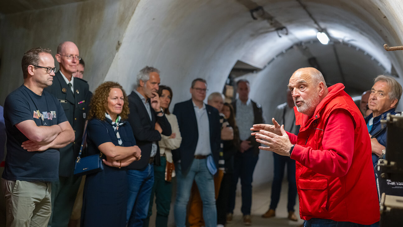 Bezoekers met gids in Fort Eben-Emael