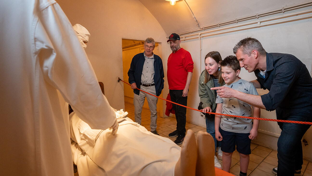 Bezoekers met gids in Fort Eben-Emael