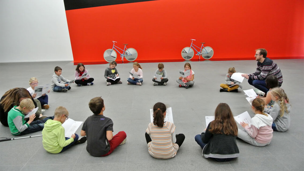 Klas in een zaal in het Musée des Arts Contemporains