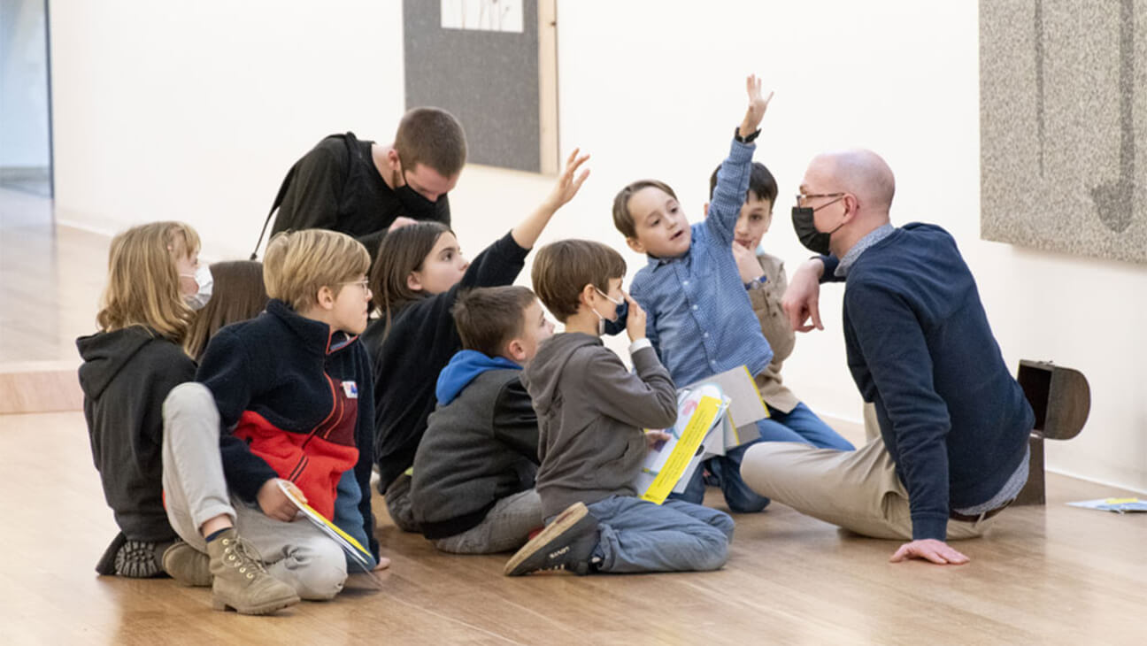 Kinderen met gids in het Musée des Arts Contemporains