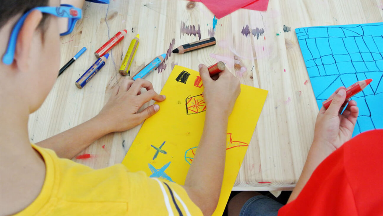 Kinderen aan het kleuren aan een tafel