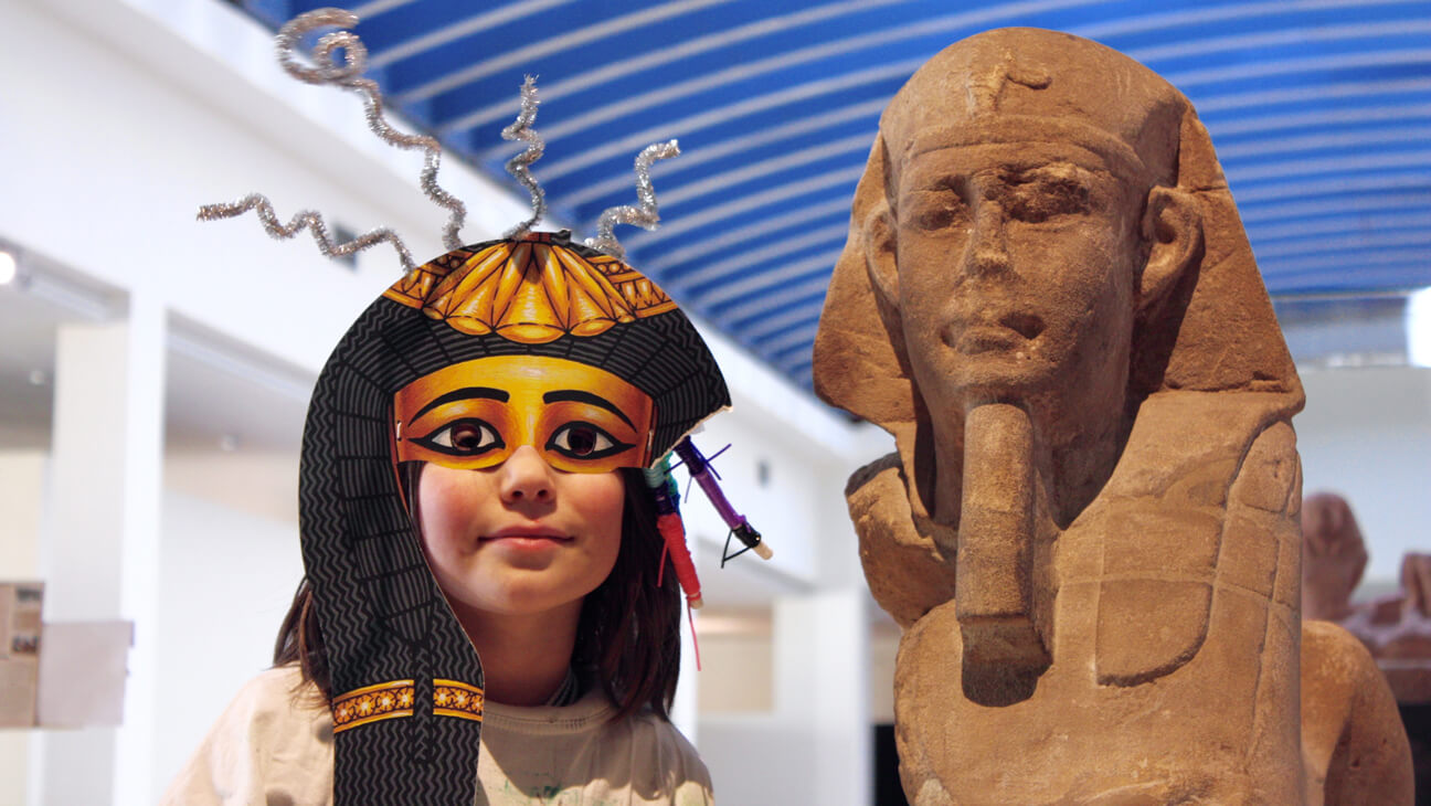 Meisje met masker van Egypte