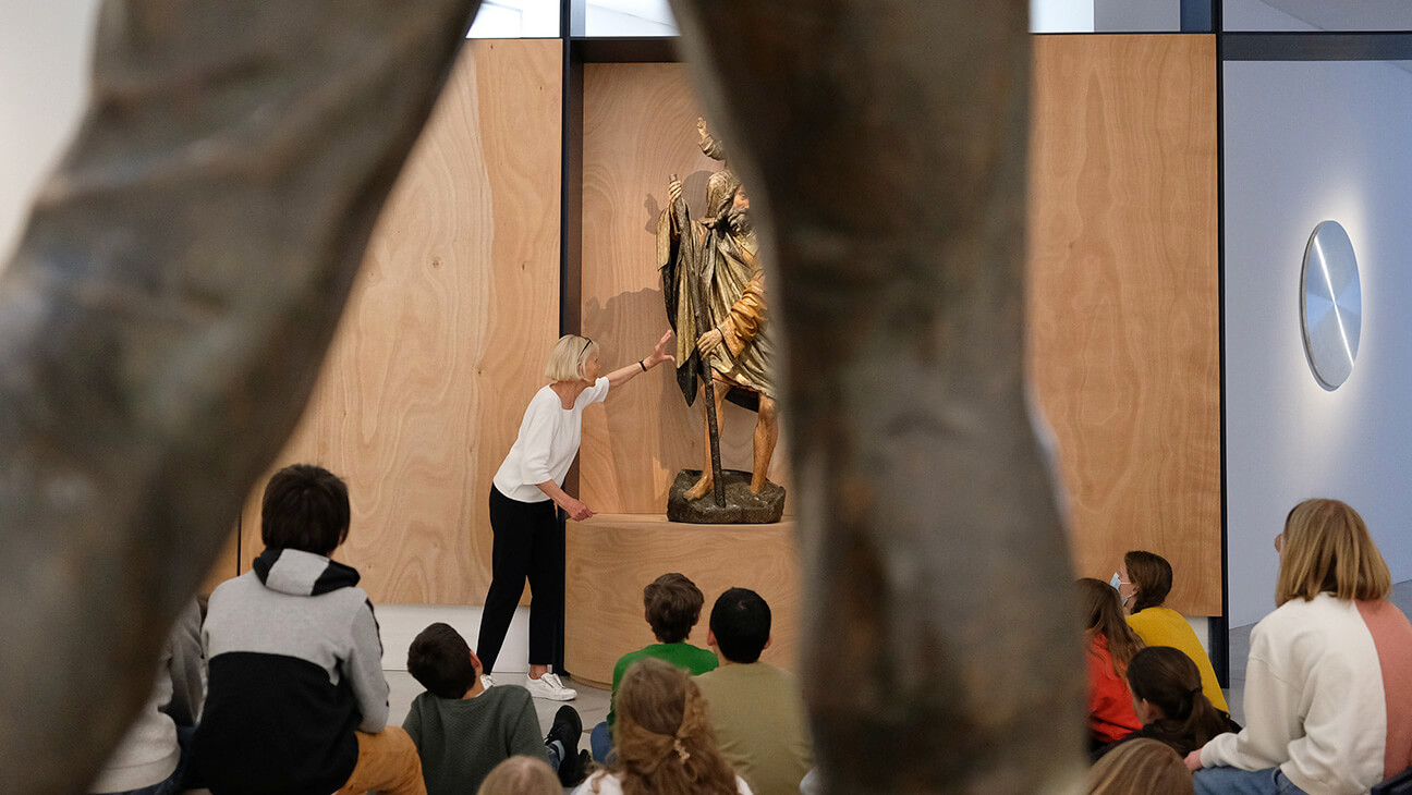 Een gids geeft uitleg in Museum M in Leuven