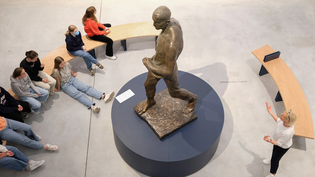 Een gids aan het werk in Museum M in Leuven