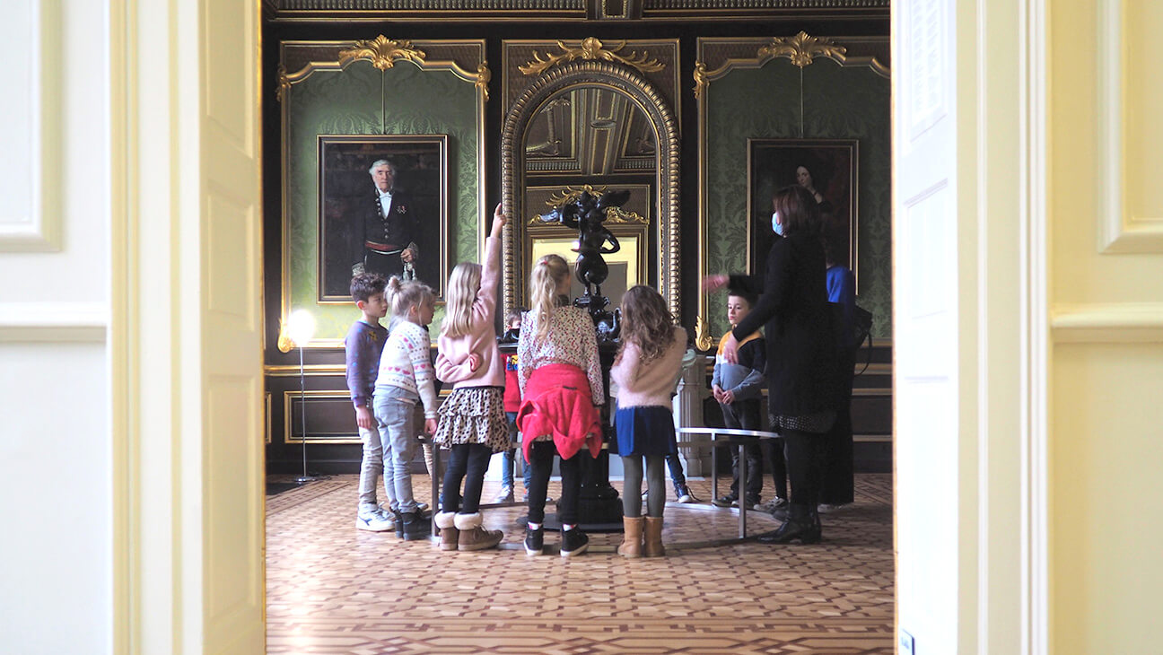 Kinderen krijgen een rondleiding in Museum M in Leuven