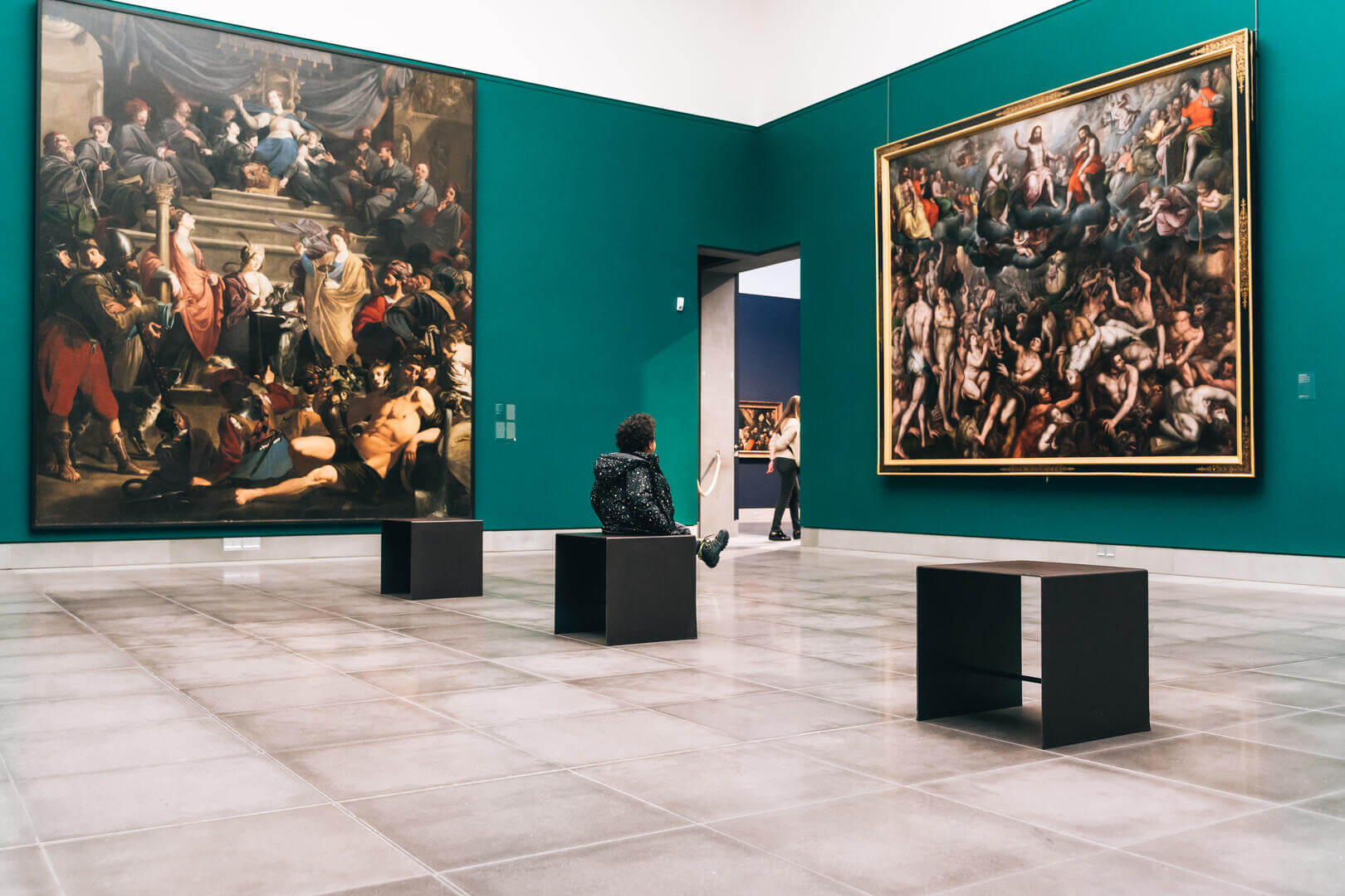 Bezoekers bekijken grote schilderijen in het Museum voor Schone Kunsten (MSK) Gent