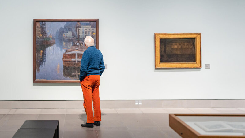 Man bekijkt schikderij in het Museum voor Schone Kunsten (MSK) Gent