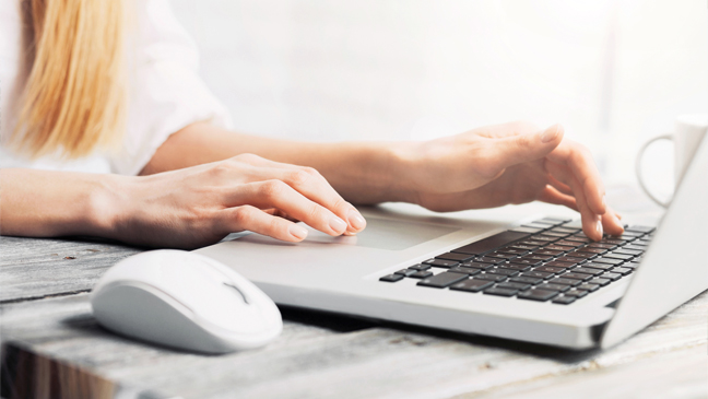 vrouw werkt op laptop