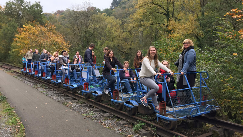 Groep mensen op een railbike