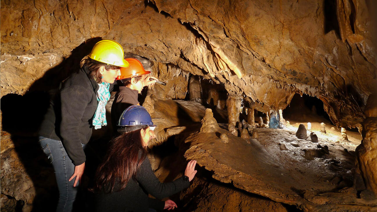 Mensen met helm in grotten - La Grotte de Comblain
