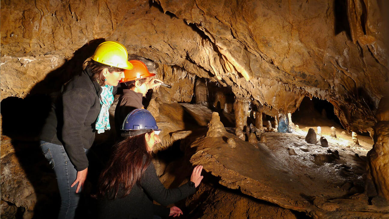 Mensen met helm in grotten - La Grotte de Comblain
