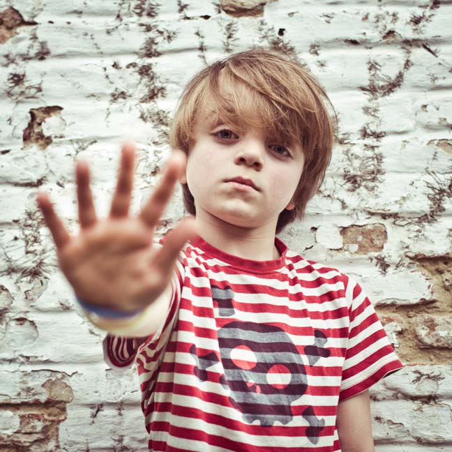 Een jongen steekt zijn hand uit en toont 5 vingers