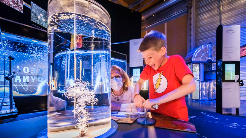 Kinderen doen een experiment in SPARKOH!