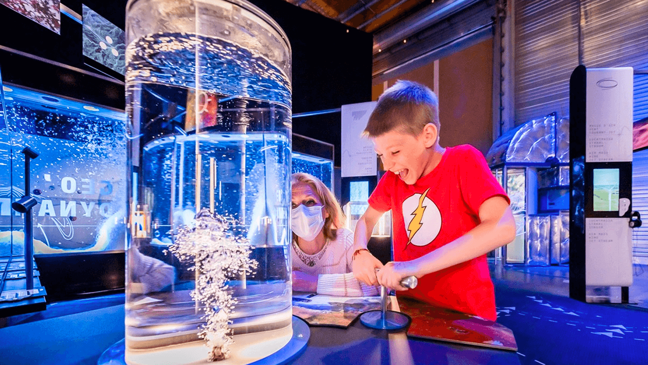Kinderen doen een experiment in SPARKOH!