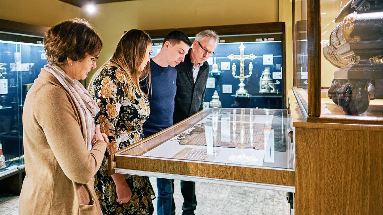 Bezoekers bekijken de Kerkschatten van Sint‑Catharina