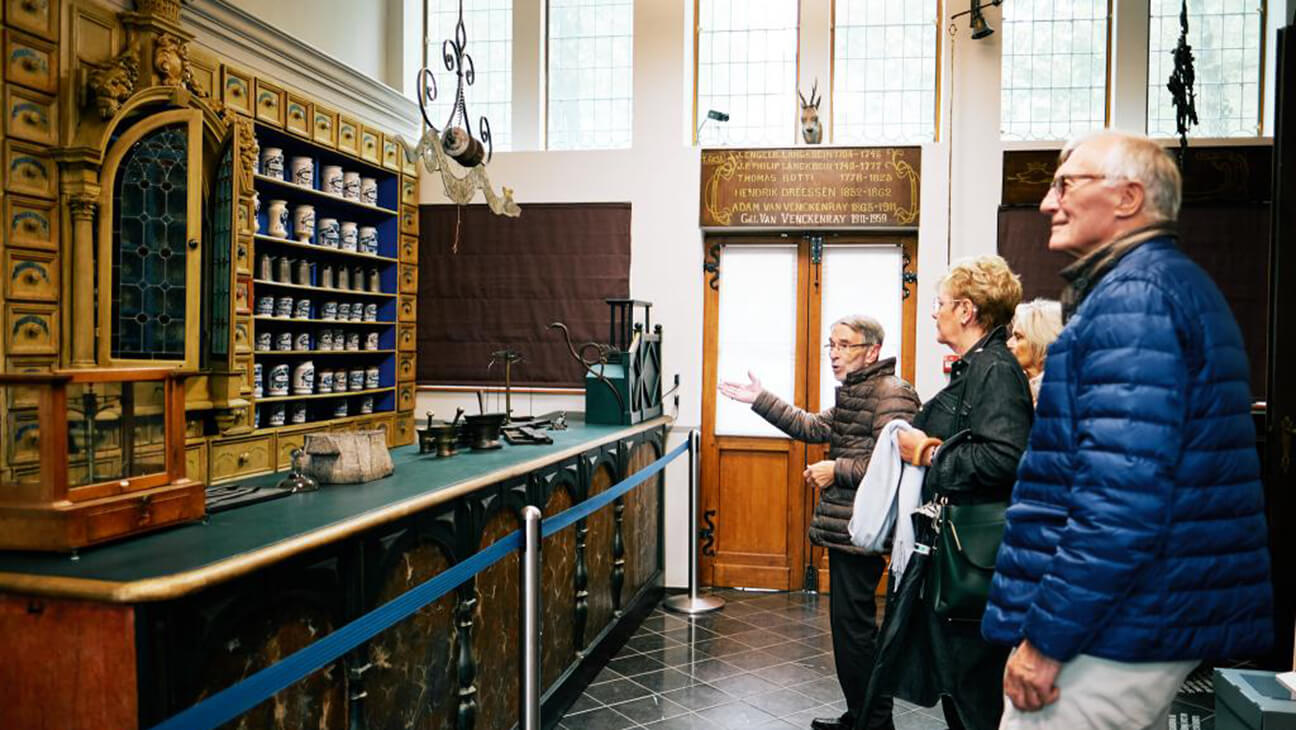 bezoekers aan het Apotheekmuseum