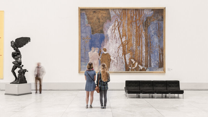 2 bezoekers in een zaal in het Fin-de-Siècle Museum