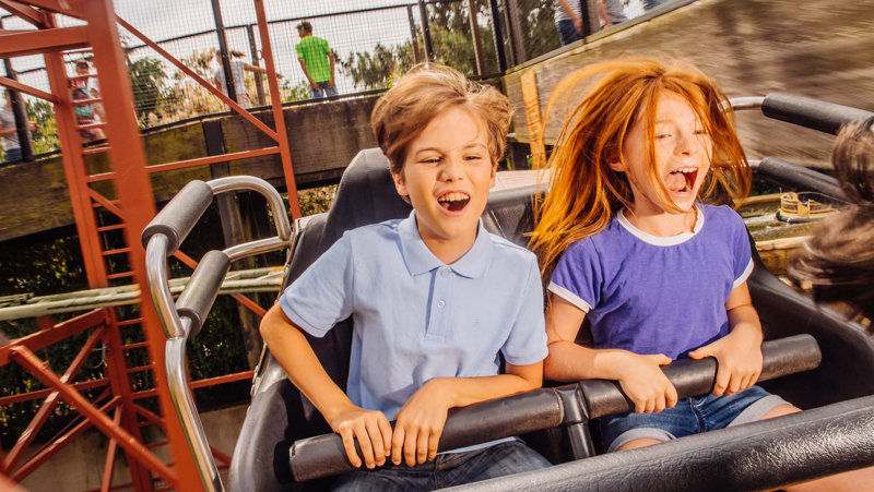 2 kindjes op een rollercoaster in Bobbejaanland