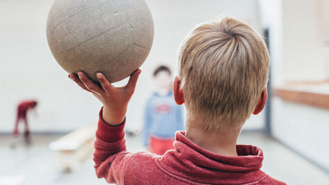 Jongen met volleybal op zijn hand