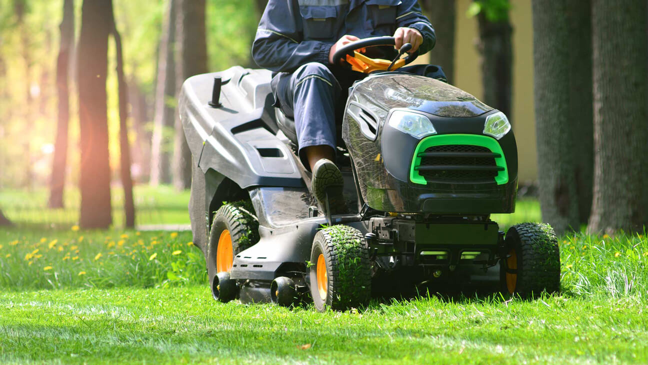 Zitmaaier op grasveld - Tuinmachines VKT