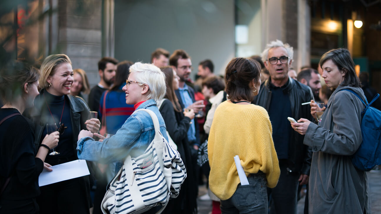 Mensen buiten aan de Beursschouwburg in Brussel