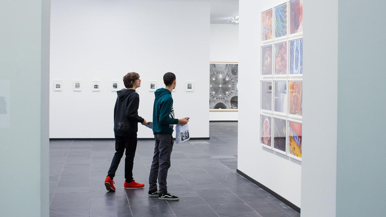 Twee jongens bewonderen eigentijdse kunst in de galerij.