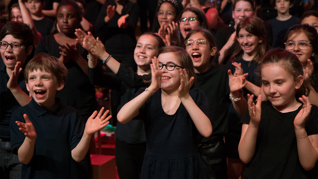 Kinderen zingen en dansen in Belgian National Orchestra