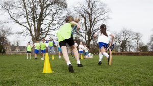 Kinderen krijgen les LO