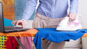 vrouw werkt op computer en strijkt