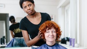 Leerling in kapsalon van school