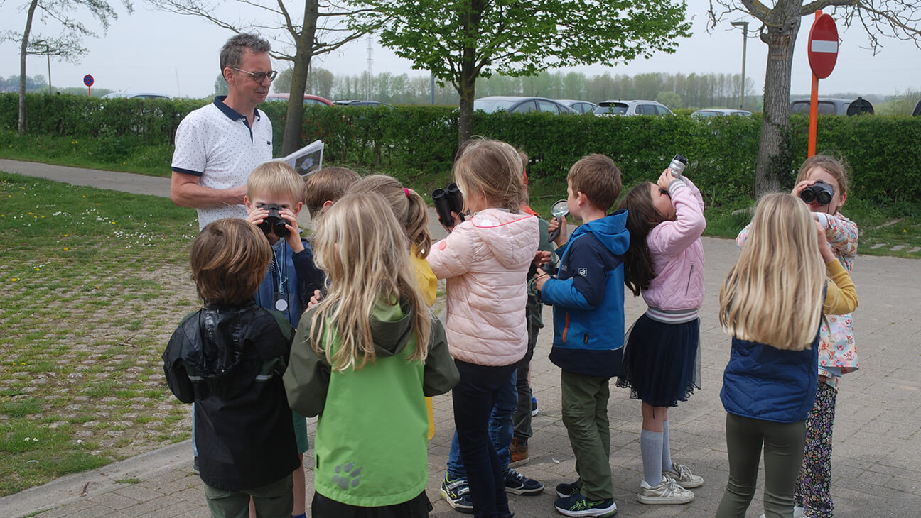 Kinderen luisteren naar een gids