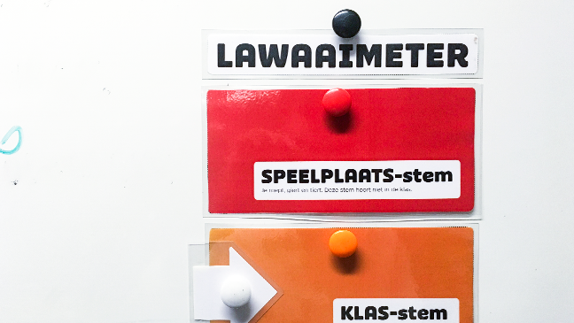 Lawaaimeter hangt tegen bord