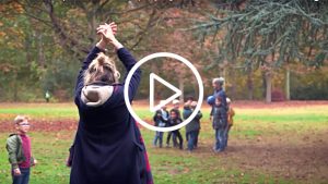 leraar klapt in handen om einde speeltijd aan te geven