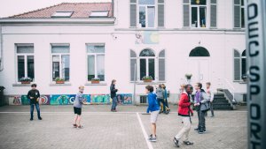 kinderen op speelplaats