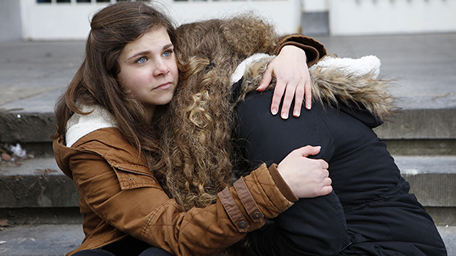 Meisje troost haar vriendin