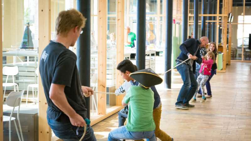 Kinderen aan het touwtrekken in Texture, het Museum over Leie en Vlas