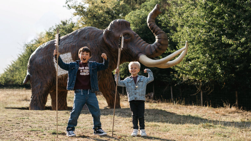 Kinderen werpen met speer op momoet