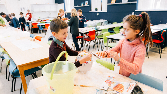 jongen en meisje werken met papier maché