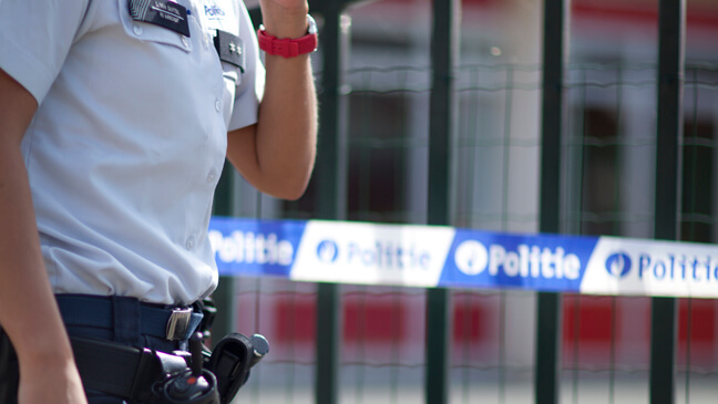 politievrouw voor een afgebakend terrein