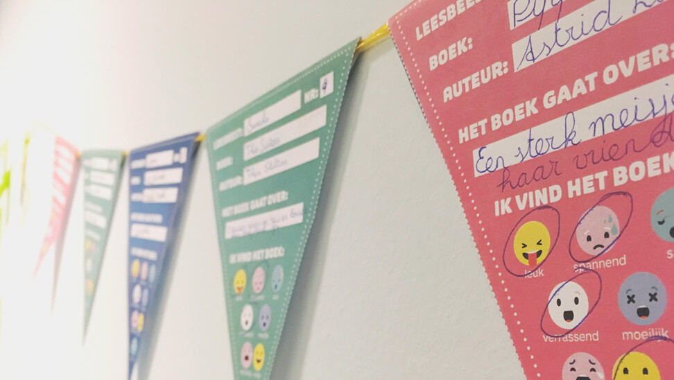 Leesslinger hangt aan de muur