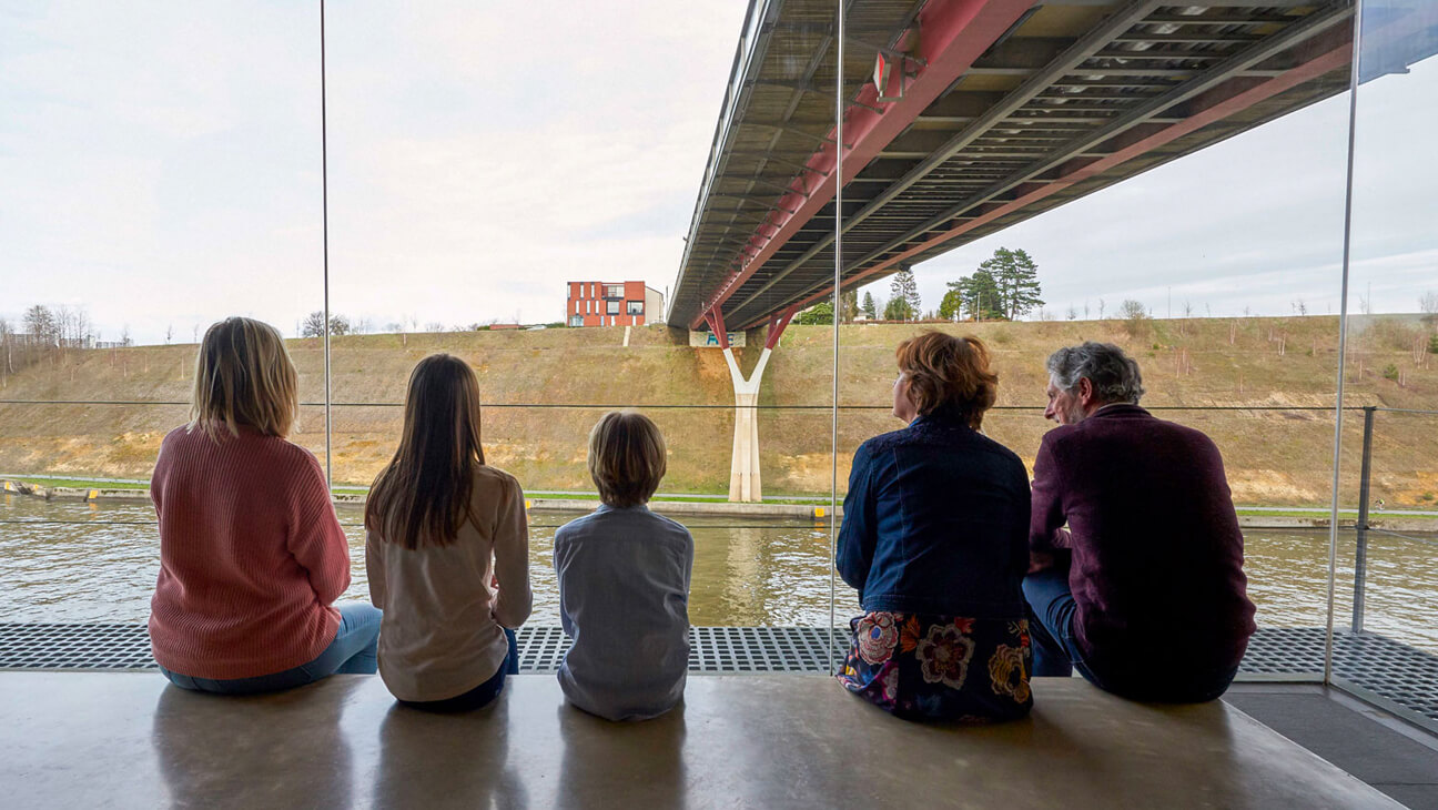 Gezin bij de Brug van Vroenhoven