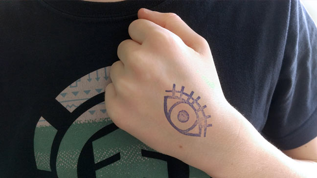 Ouderprikkel: hand met stempel van oog.