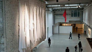 Zaal met grote doeken - CENTRALE for contemporary art