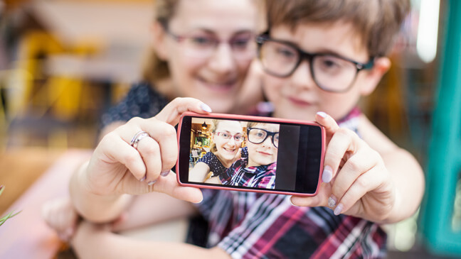 Jongen en vrouw nemen selfie