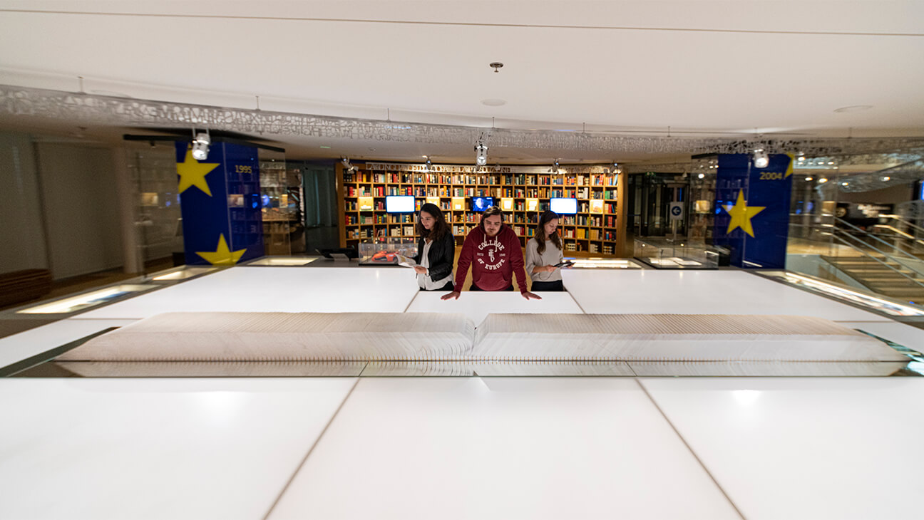 Zaal in het Huis van de Europese geschiedenis