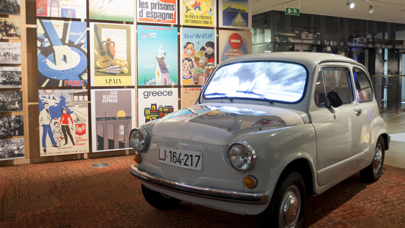 Auto en affiches in het Huis van de Europese geschiedenis